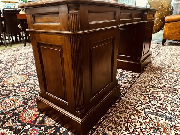 Smal-Klassiek-Engels-Bureau