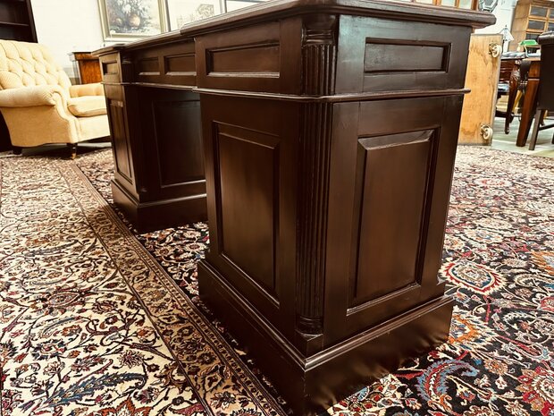 Smal-Klassiek-Engels-Bureau