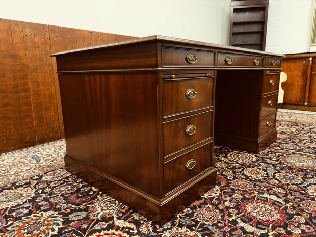 Klassiek-Engels-Heldense-Exlcusive-Bureau