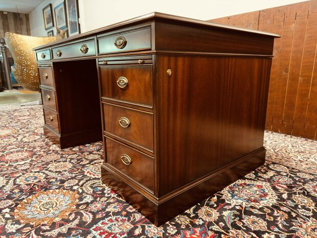 Klassiek-Engels-Heldense-Exlcusive-Bureau