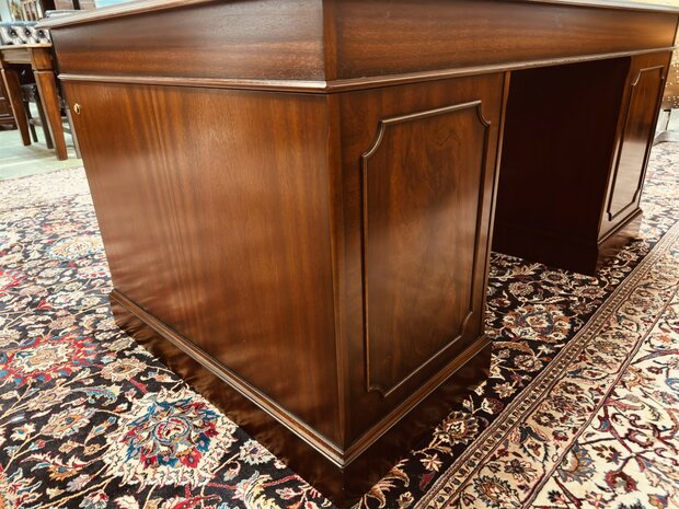 Klassiek-Engels-Heldense-Exlcusive-Bureau
