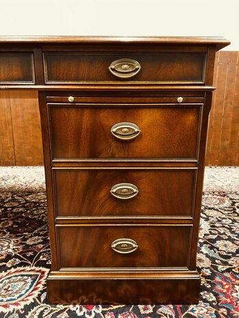Klassiek-Engels-Heldense-Exlcusive-Bureau