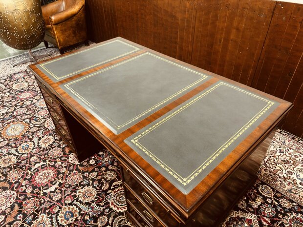 Klassiek-Engels-Heldense-Exlcusive-Bureau