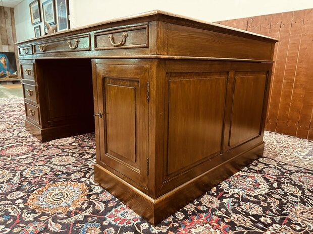 Groot-Engels-Chesterfield-Bureau-Partnerdesk