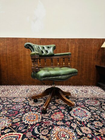 Groene-Chesterfield-Captain-Chair