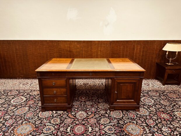 Klassiek-Italiaans-Bureau