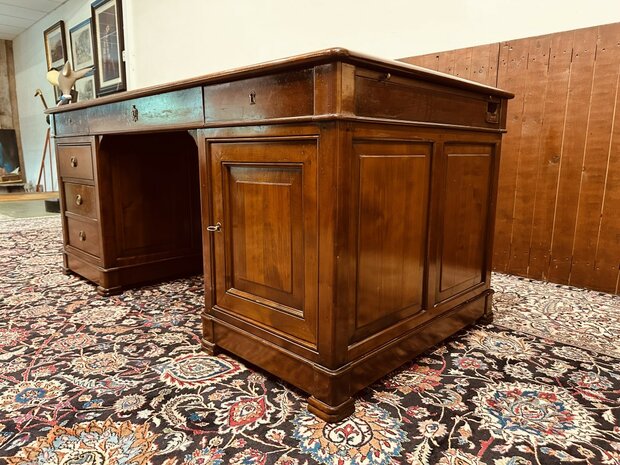 Klassiek-Italiaans-Bureau