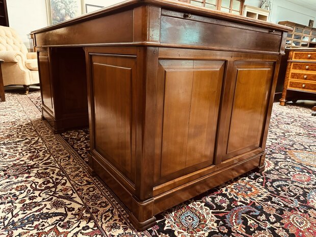 Klassiek-Italiaans-Bureau