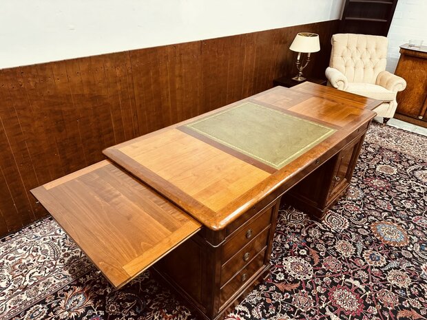 Klassiek-Italiaans-Bureau