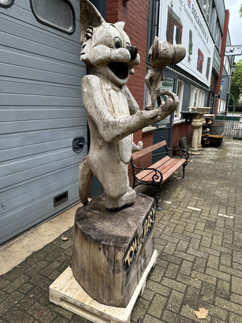 Levensgroot-houten-standbeeld-houtsnijwerk-kunstwerk-van-tom-en-jerry-2
