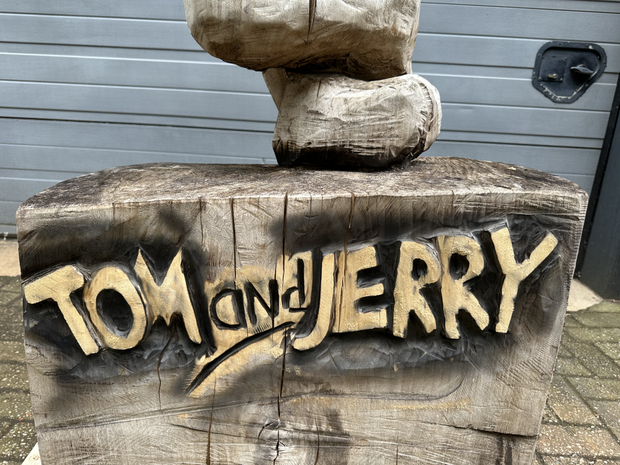 Levensgroot-houten-standbeeld-houtsnijwerk-kunstwerk-van-tom-en-jerry-8