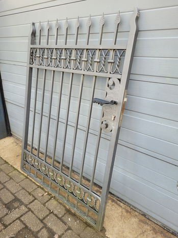 Antike schmiedeeisernes Gartentor