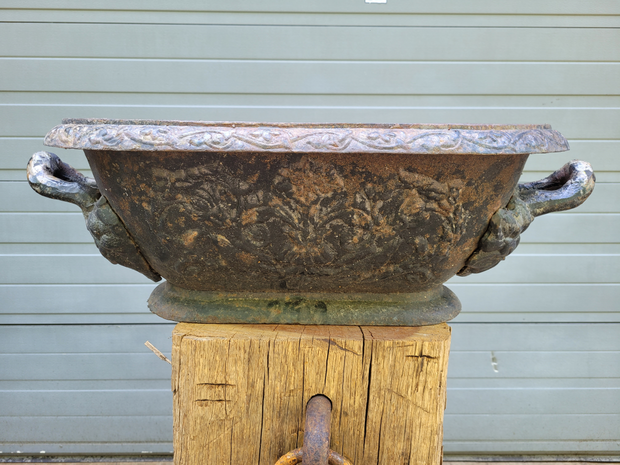 Antieke-gietijzeren-bloembak-jardiniere-zwart-van-gietijzer-met-handvaten-2