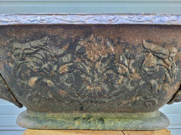 Antieke-gietijzeren-bloembak-jardiniere-zwart-van-gietijzer-met-handvaten-3