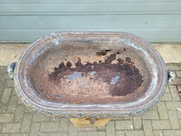 Antieke-gietijzeren-bloembak-jardiniere-zwart-van-gietijzer-met-handvaten-5