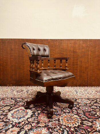 Klassiek-Engelse-Captain-Chair
