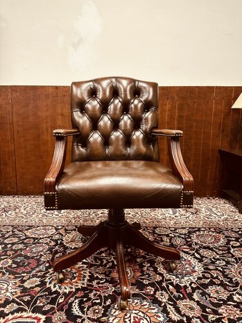 Bruine-Chesterfield-President-Chair