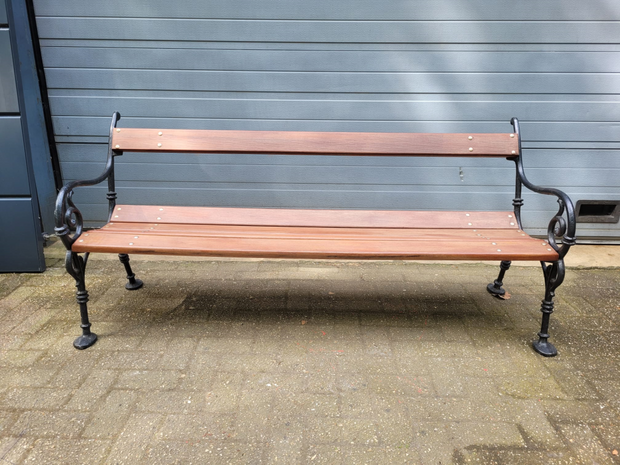 Antieke-gietijzeren-tuinbank-parkbank-van-gietijzer-en-hardhout