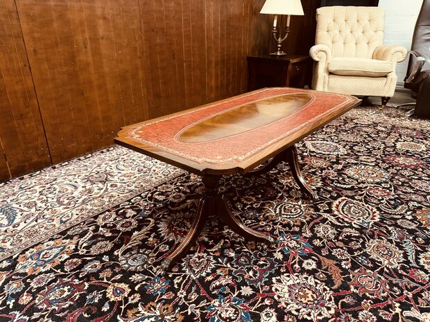 Antieke-Engelse-Chesterfield-Salontafel