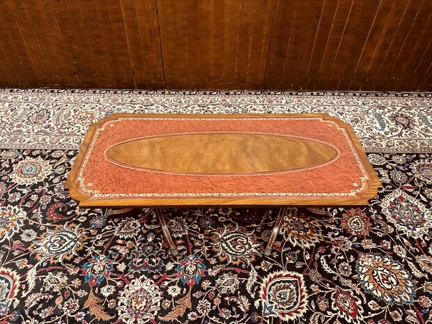 Antieke-Engelse-Chesterfield-Salontafel