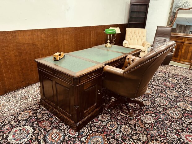 Antiek-Klassiek-Bureau-Partnerdesk