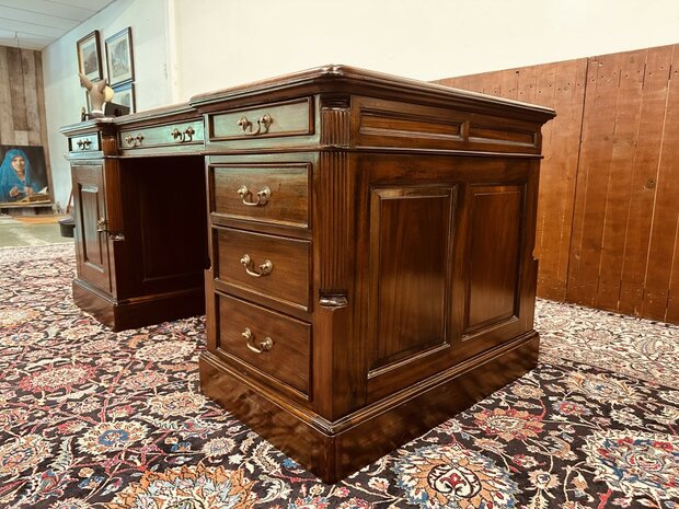 Antiek-Klassiek-Bureau-Partnerdesk