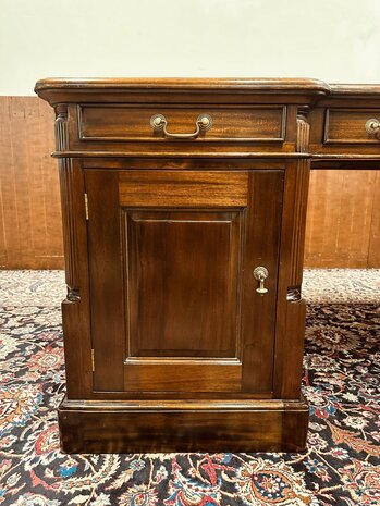 Antiek-Klassiek-Bureau-Partnerdesk