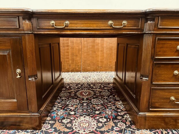 Antiek-Klassiek-Bureau-Partnerdesk