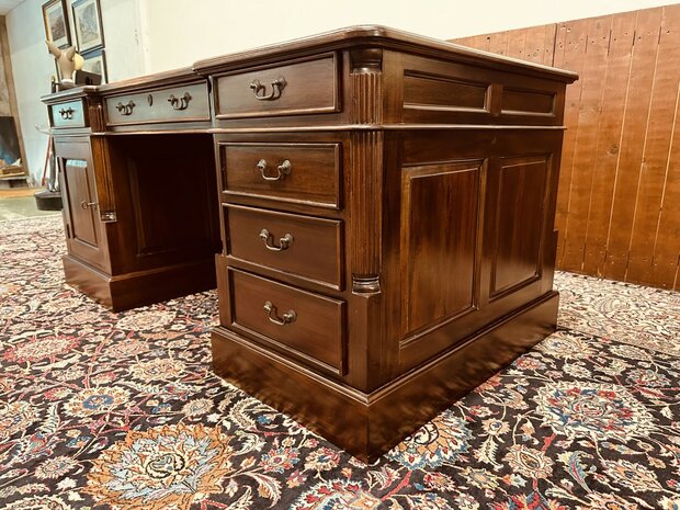 Engels-Antiek-Bureau-Partnerdesk