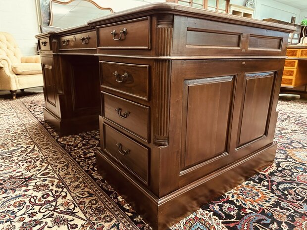 Engels-Antiek-Bureau-Partnerdesk