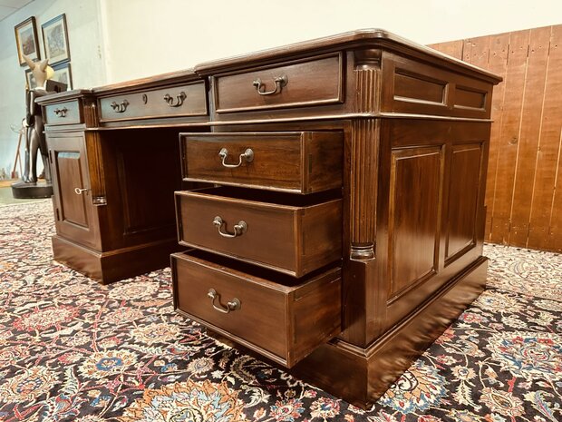 Engels-Antiek-Bureau-Partnerdesk