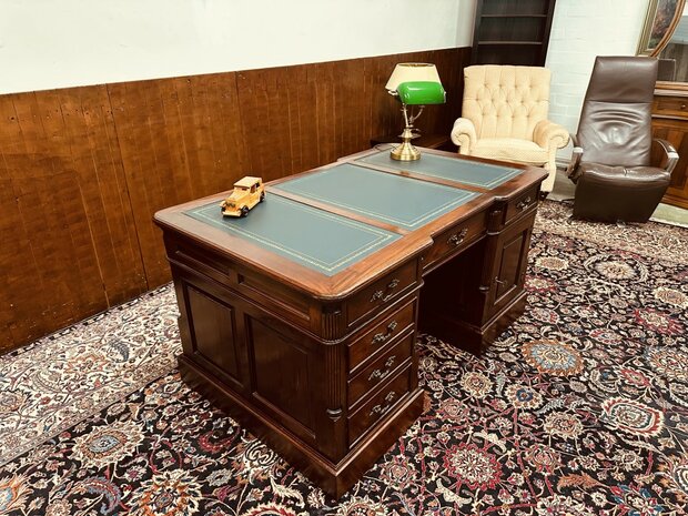 Engels-Chesterfield-Partnerdesk-Bureau
