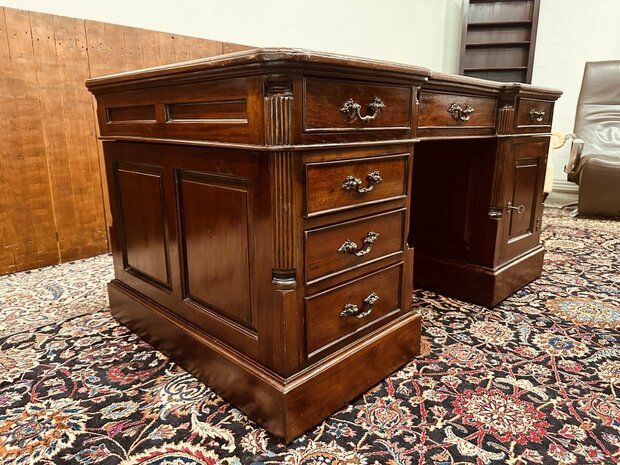 Engels-Chesterfield-Partnerdesk-Bureau