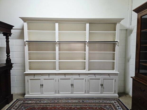 Grote-witte-boekenkast-bibliotheek-kast-met-trap-ladder-wit-1