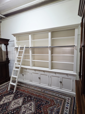 Grote-witte-boekenkast-bibliotheek-kast-met-trap-ladder-wit-3