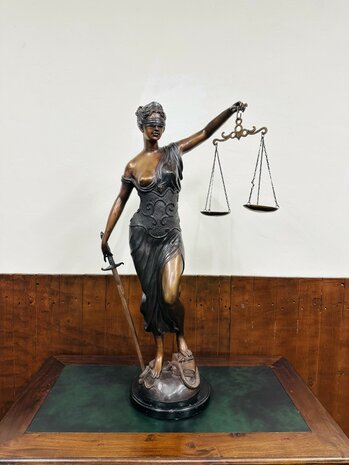Bronzen-Beeld-Vrouw-Justitia