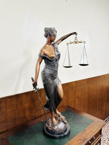 Bronzen-Beeld-Vrouw-Justitia