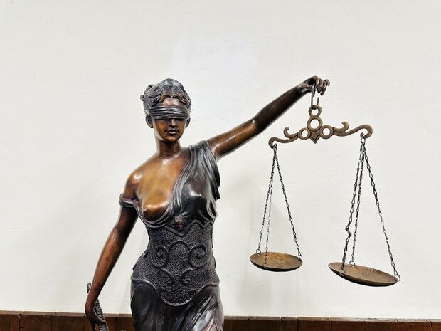 Bronzen-Beeld-Vrouw-Justitia