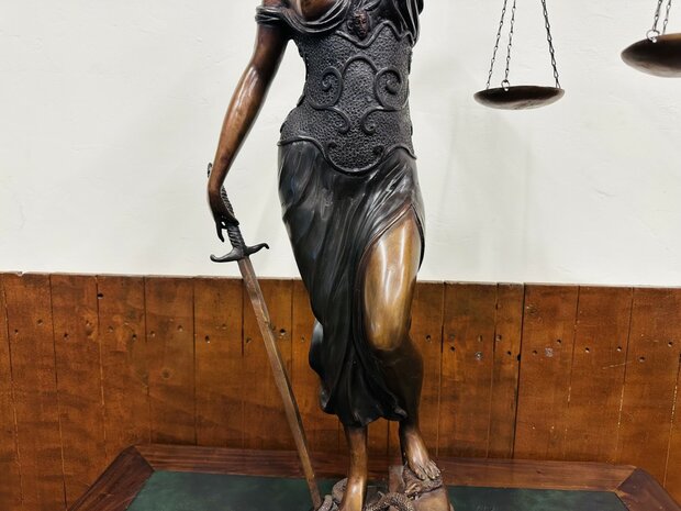 Bronzen-Beeld-Vrouw-Justitia