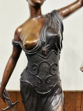 Bronzen-Beeld-Vrouw-Justitia