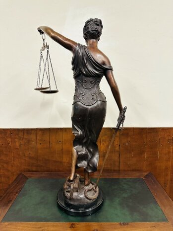 Bronzen-Beeld-Vrouw-Justitia
