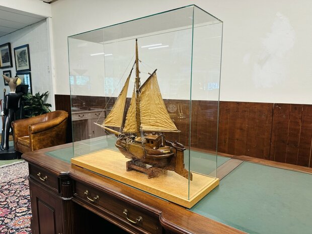 Oude-Hengst-Zeilschip-in-Vitrine