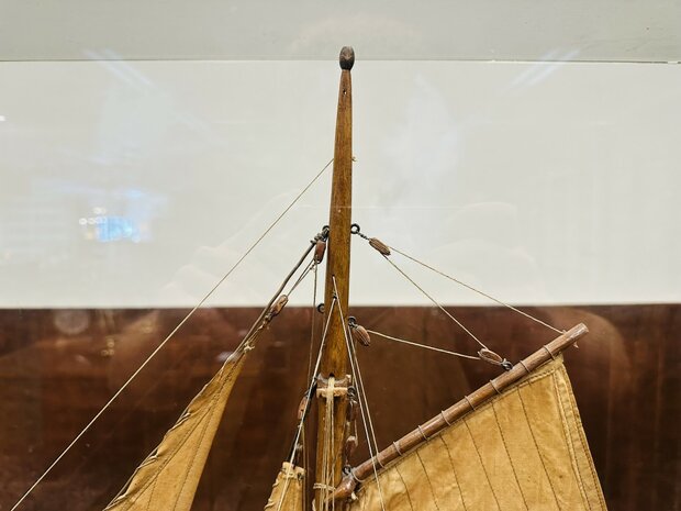 Oude-Hengst-Zeilschip-in-Vitrine
