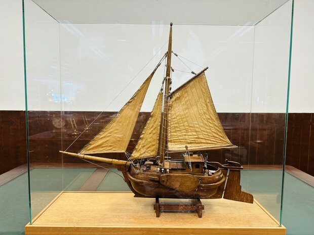 Oude-Hengst-Zeilschip-in-Vitrine