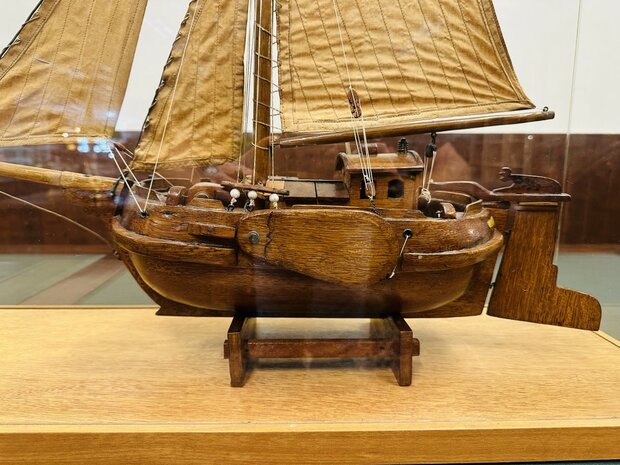 Oude-Hengst-Zeilschip-in-Vitrine