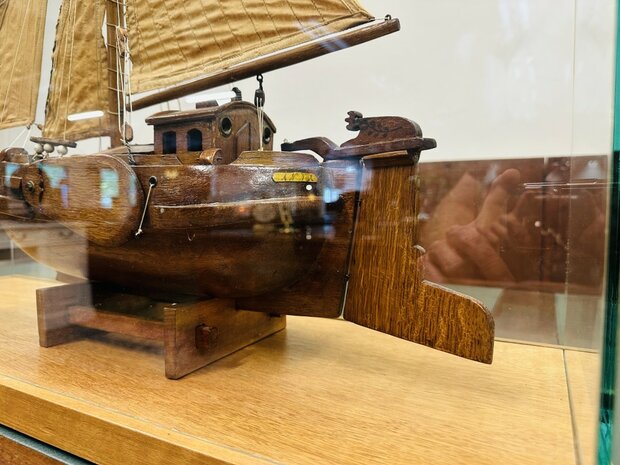 Oude-Hengst-Zeilschip-in-Vitrine
