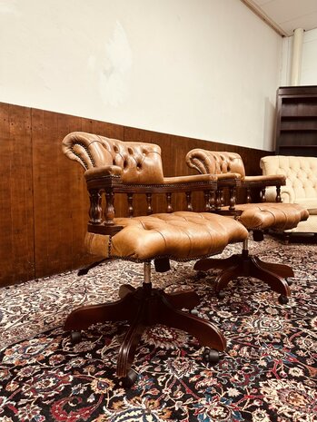 Set-Chesterfield-Engelse-Captain-Chairs