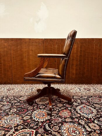 Klassiek-Engelse-President-Chair-Bruin