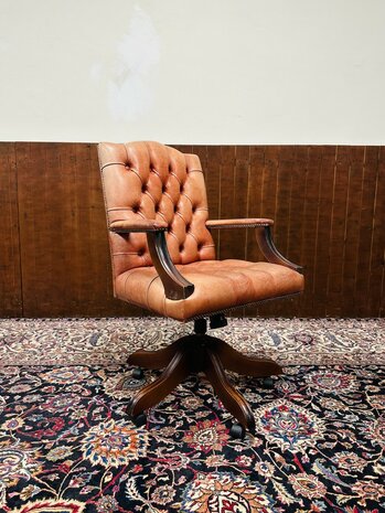 Engelse-Zalm-Kleurige-President-Chair