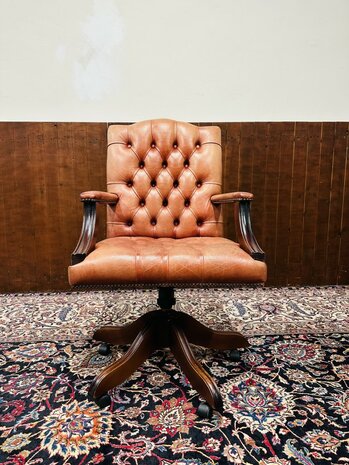 Engelse-Zalm-Kleurige-President-Chair